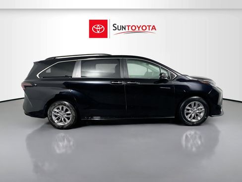 Used 2023 Toyota Sienna XLE FWD image 2