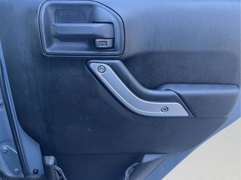 Used 2014 Jeep Wrangler Unlimited Rubicon w/ Connectivity Group image 18