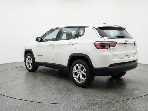 Used 2025 Jeep Compass Latitude AWD/4WD image 6