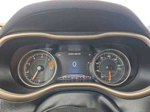 Used 2018 Jeep Cherokee Limited image 32