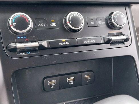 Used 2024 Kia Carnival LX image 27