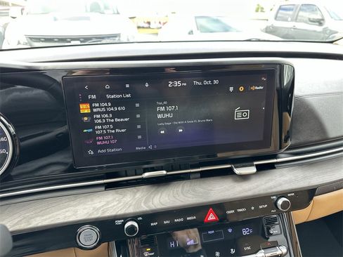 Used 2024 Kia Carnival EX image 16