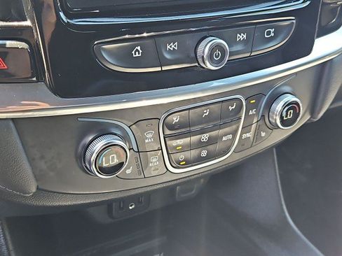 Used 2023 Chevrolet Traverse LT FWD image 17