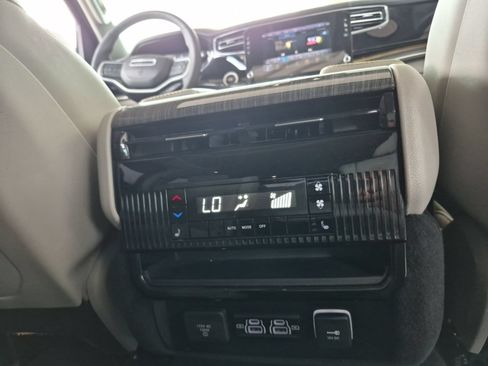 Used 2022 Jeep Wagoneer Series III w/ Premium Group I AWD/4WD image 9