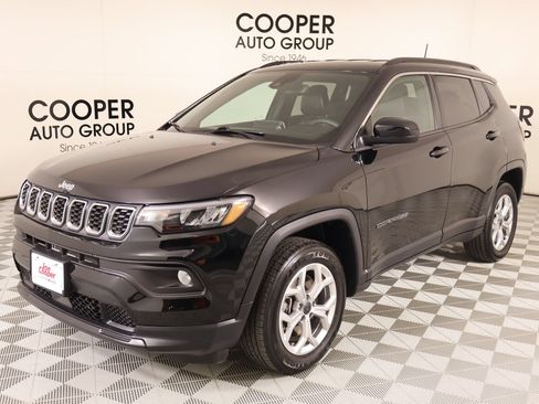 Used 2025 Jeep Compass Latitude AWD/4WD image 10