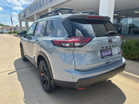 Used 2025 Nissan Rogue SV AWD/4WD image 6