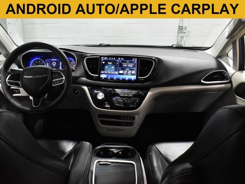 Used 2022 Chrysler Pacifica Touring-L FWD image 2