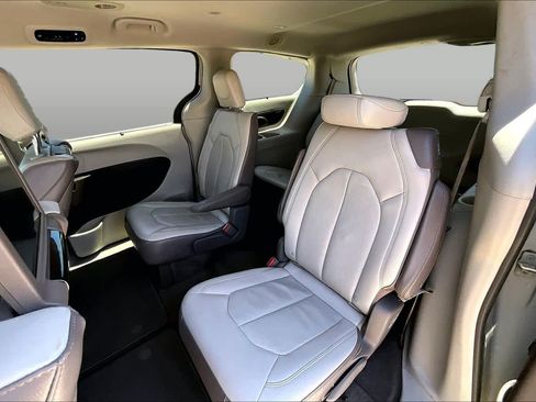 Used 2017 Chrysler Pacifica Touring-L Plus FWD image 16