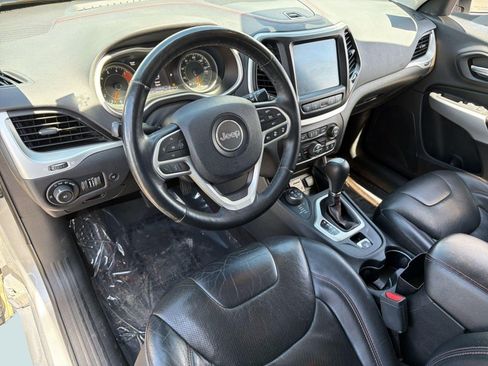 Used 2017 Jeep Cherokee Trailhawk AWD/4WD image 4