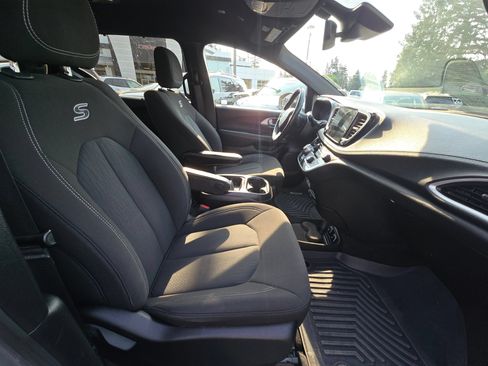 Used 2021 Chrysler Pacifica Touring w/ S Appearance Package FWD image 10
