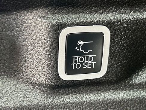 Used 2024 Jeep Grand Cherokee L Limited w/ Luxury Tech Group II image 16