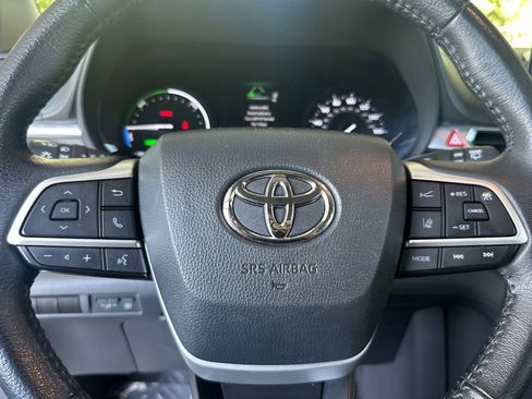 Certified 2024 Toyota Sienna XLE FWD image 27