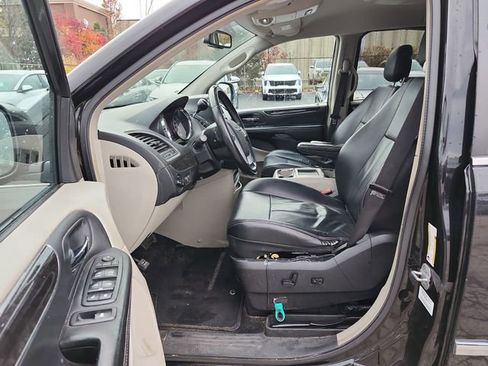 Used 2013 Chrysler Town & Country Touring image 4