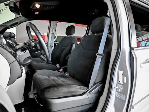 Used 2017 Dodge Grand Caravan SE image 14