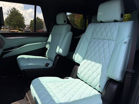 Used 2026 Cadillac Escalade Platinum Sport w/ LPO, Floor Liner Package AWD/4WD image 9