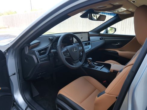 Used 2025 Lexus ES 300h w/ Premium Package image 18