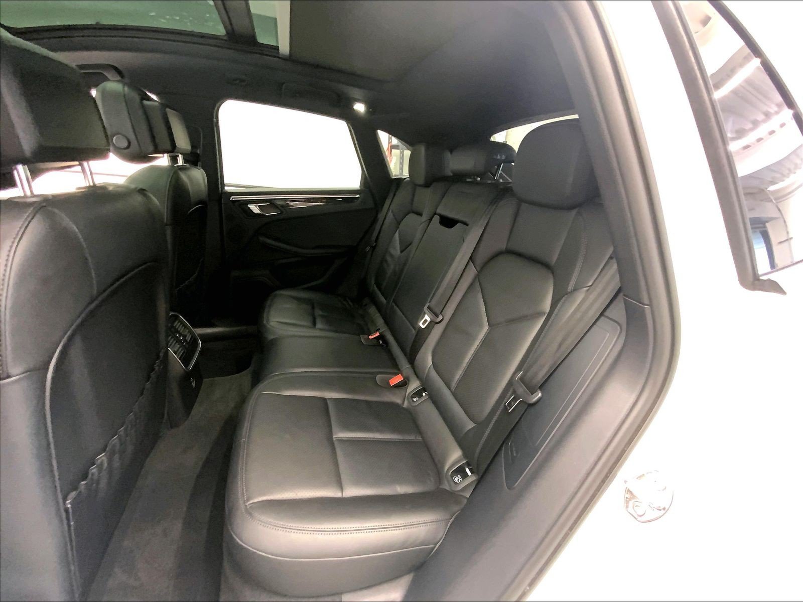 Certified 2023 Porsche Macan AWD/4WD image 23