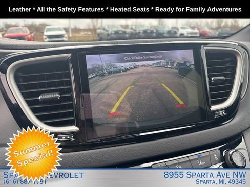 Used 2025 Chrysler Pacifica Select FWD image 18