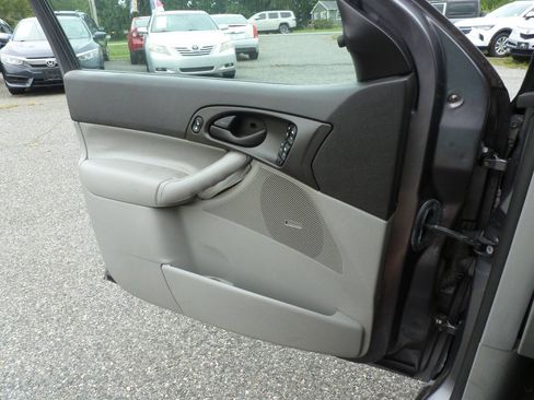 Used 2006 Ford Focus SE FWD image 22