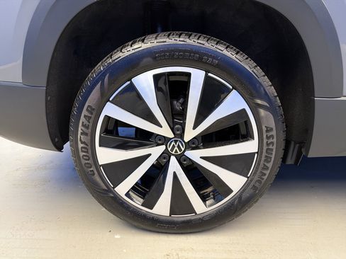 Used 2024 Volkswagen Taos SE image 9