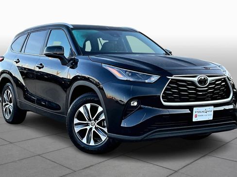 Used 2023 Toyota Highlander XLE image 3