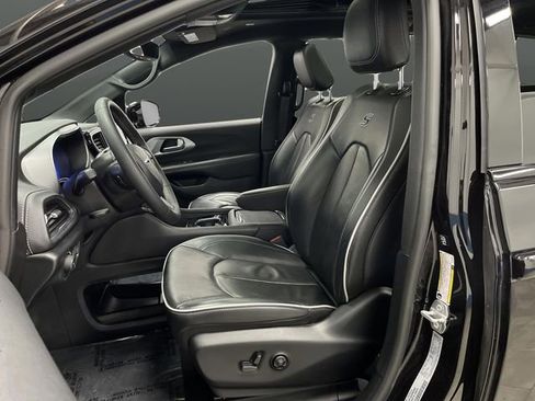 Used 2025 Chrysler Pacifica Limited image 4