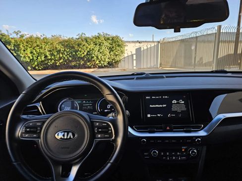 Used 2020 Kia Niro EX FWD image 24