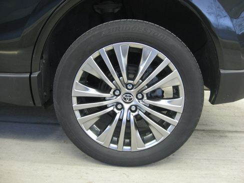 Certified 2021 Toyota Venza XLE image 26