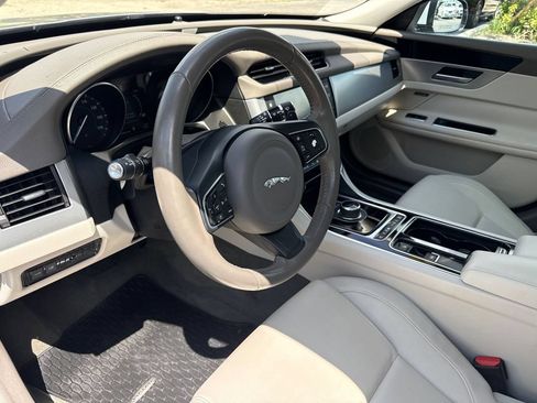 Used 2018 Jaguar XF Premium RWD image 12