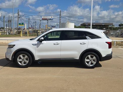 Used 2023 Kia Sorento LX FWD image 8