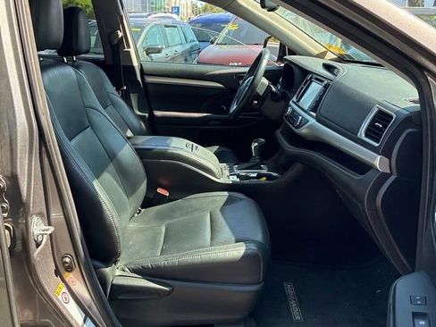 Used 2016 Toyota Highlander XLE AWD/4WD image 23