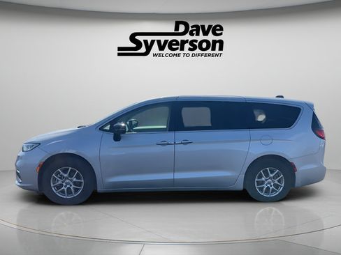 Used 2024 Chrysler Pacifica Touring-L FWD image 8