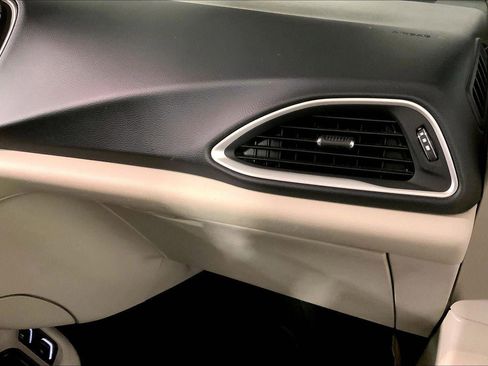 Used 2019 Chrysler Pacifica Touring-L image 16