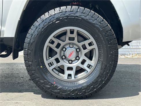Used 2018 Toyota 4Runner TRD Off-Road Premium w/ TRD Performance Package AWD/4WD image 30
