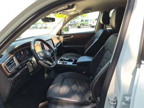 Used 2025 Volkswagen Atlas SE AWD/4WD image 16