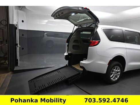 Used 2024 Chrysler Pacifica Touring-L FWD image 6
