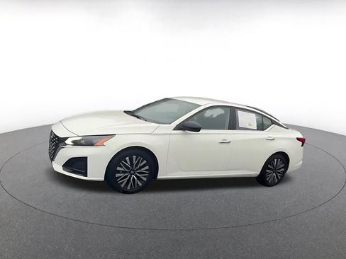 Used 2025 Nissan Altima 2.5 SV image 8