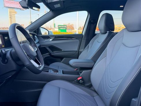 New 2026 Volkswagen Tiguan SE R-Line FWD image 13