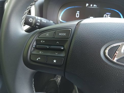 Used 2024 Hyundai Venue Limited FWD image 20