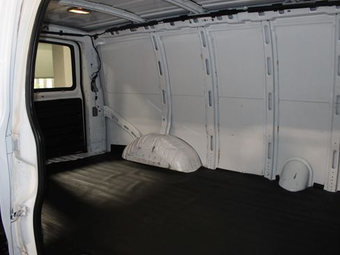 Used 2005 Chevrolet Express 2500 image 25