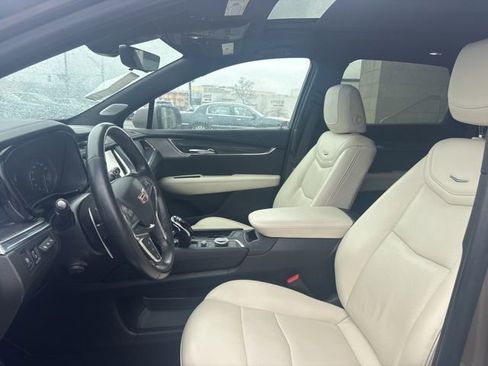 Certified 2023 Cadillac XT5 Sportv w/ Technology Package image 3