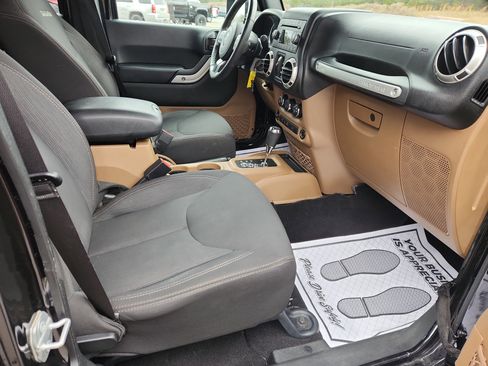 Used 2017 Jeep Wrangler Unlimited Sahara w/ Connectivity Group image 39