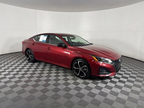Used 2023 Nissan Altima 2.5 SR w/ SR Premium Package FWD image 3