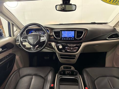 Used 2017 Chrysler Pacifica Touring-L FWD image 26