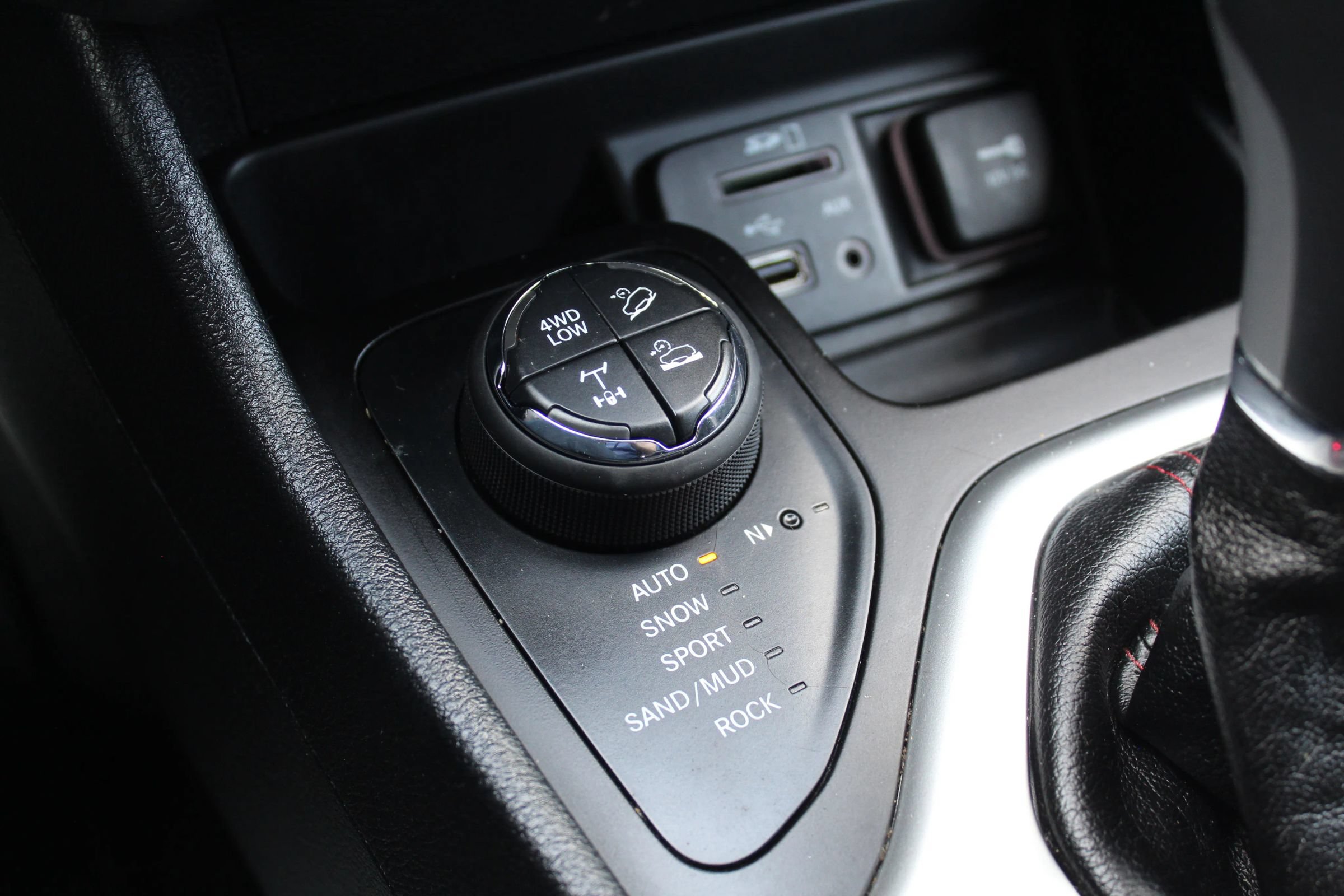 Used 2018 Jeep Cherokee Trailhawk AWD/4WD image 30