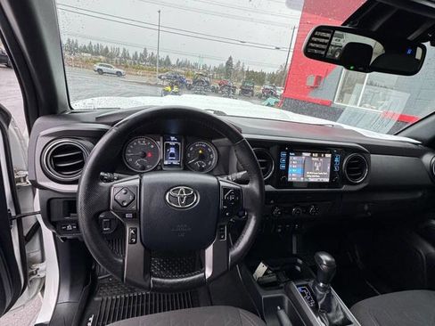 Used 2018 Toyota Tacoma TRD Sport image 21