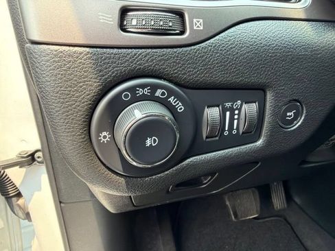 Used 2022 Jeep Cherokee Limited AWD/4WD image 13