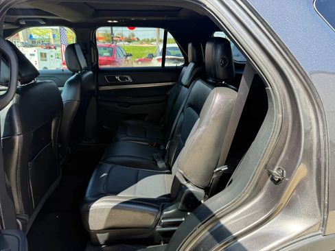 Used 2018 Ford Explorer XLT w/ Equipment Group 202A AWD/4WD image 21