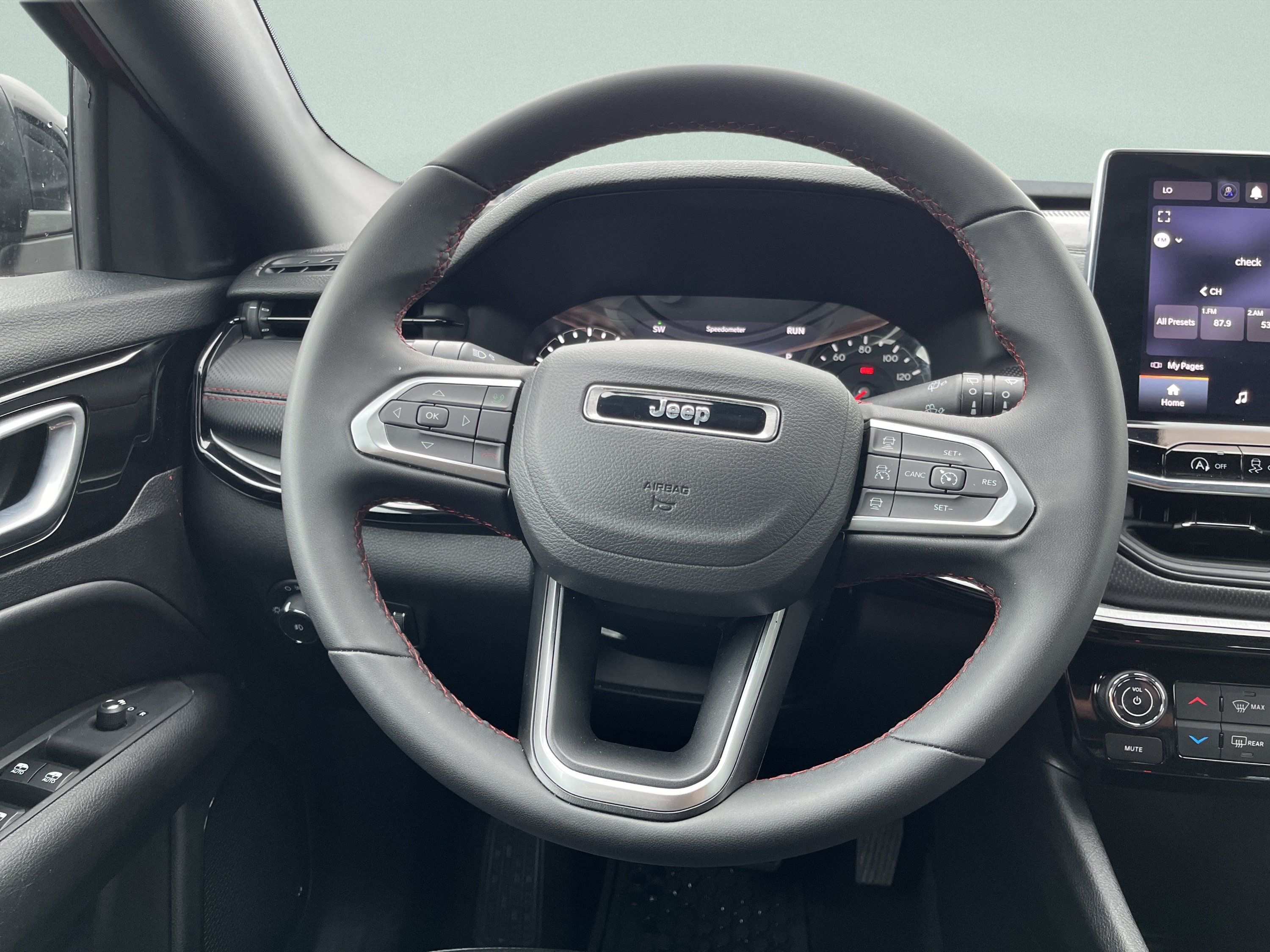 Used 2025 Jeep Compass Trailhawk AWD/4WD image 24