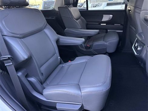 New 2025 Ford Expedition Active image 12